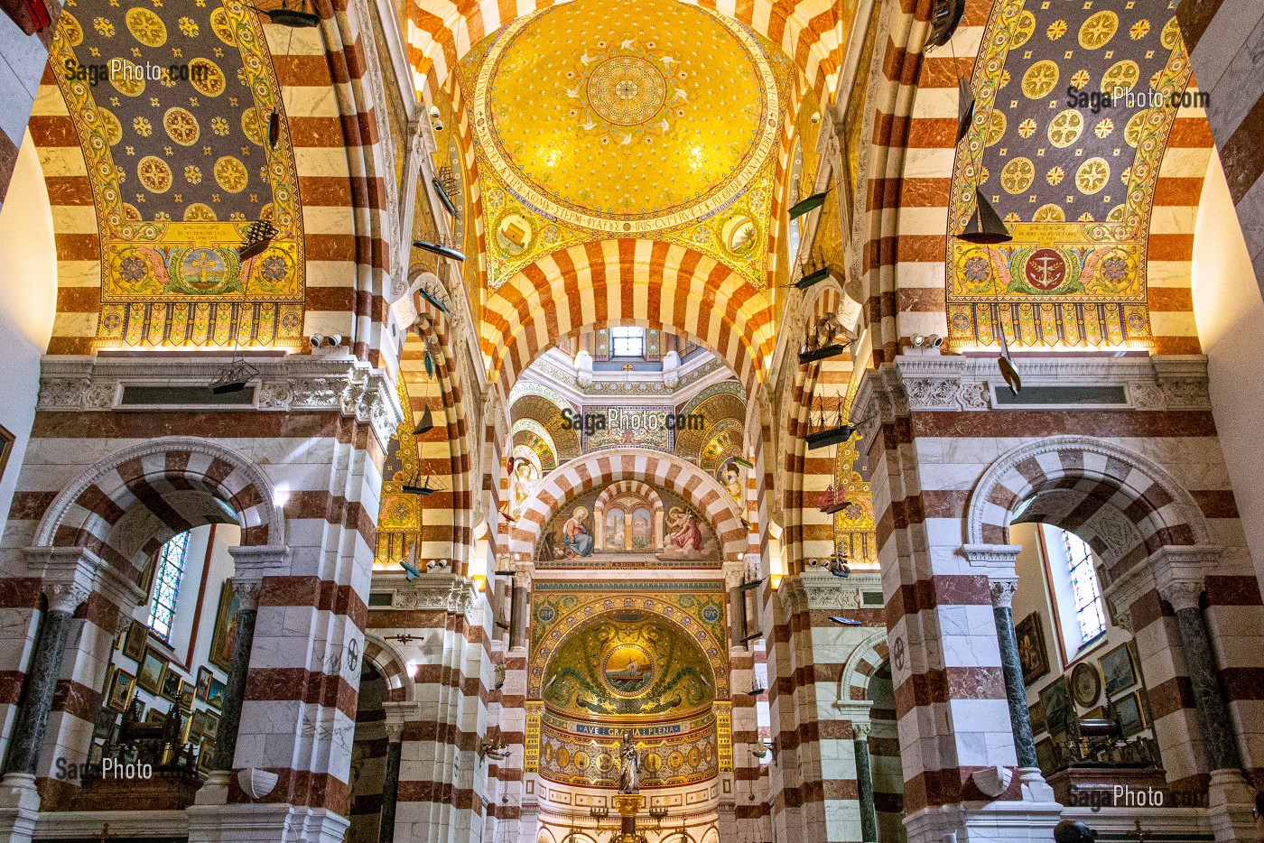 INTERIEUR ET PLAFOND DES COUPOLES DOREES DE LA BASILIQUE NOTRE-DAME DE LA GARDE, MARSEILLE, BOUCHES-DU RHONE, FRANCE 