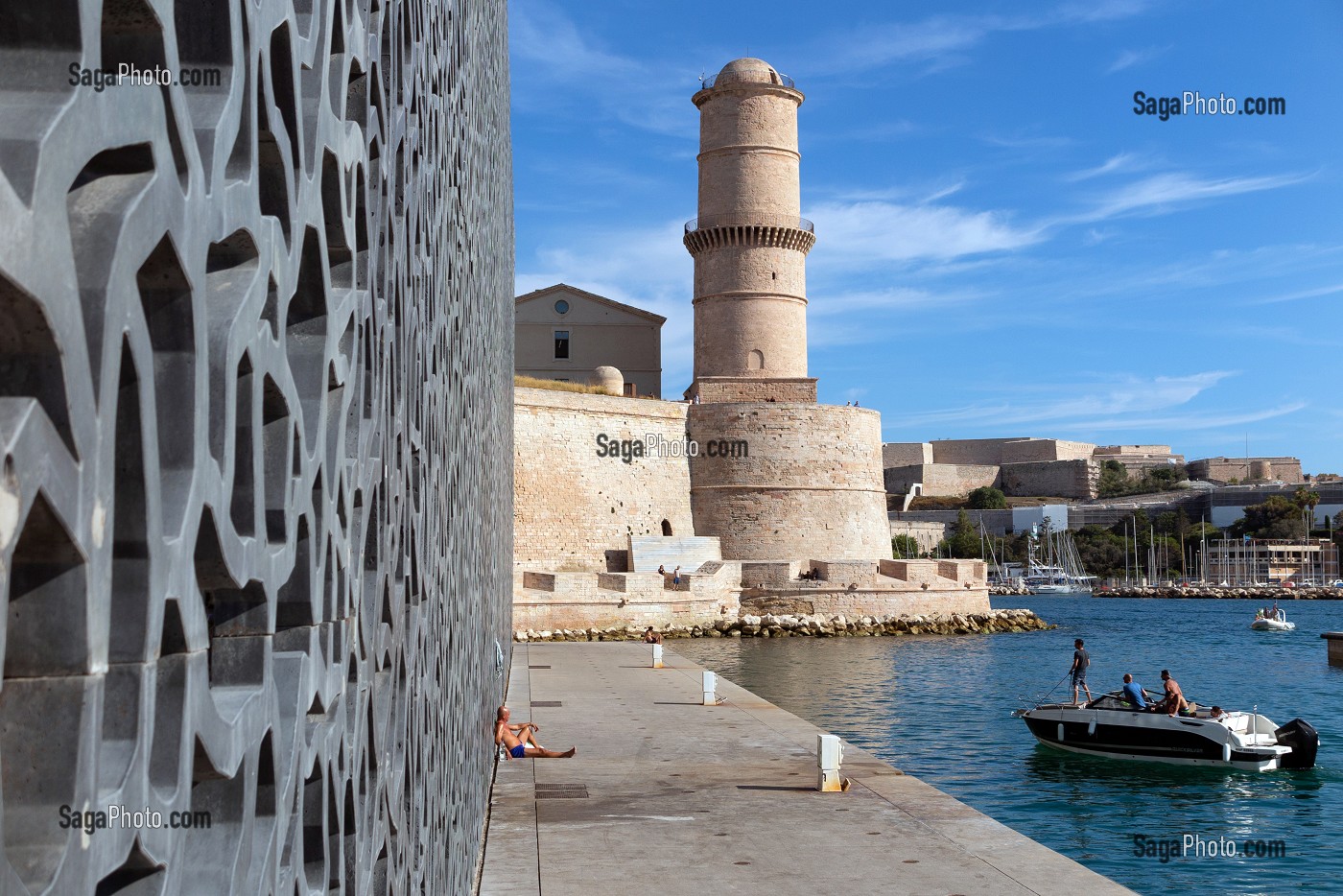 ENTREE DU VIEUX PORT ET TOUR DU FORT SAINT-JEAN PRES DU MUCEM, MUSEE DES CIVILISATIONS DE L'EUROPE ET DE LA MEDITERRANEE, MARSEILLE, BOUCHES-DU RHONE, FRANCE 