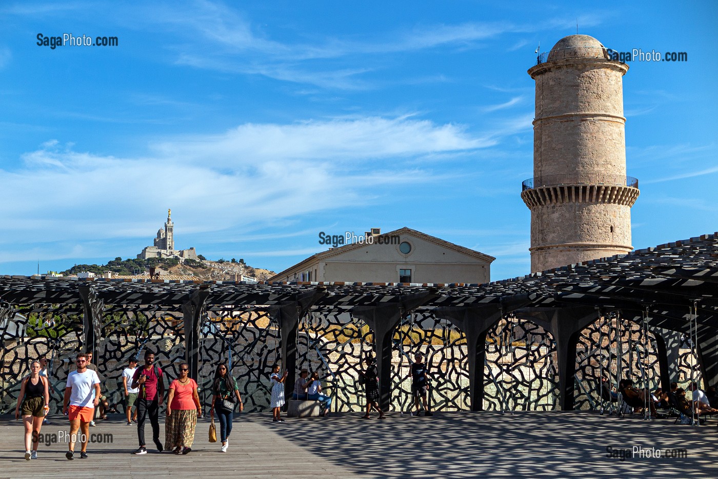 VISITEURS AU MUCEM, MUSEE DES CIVILISATIONS DE L'EUROPE ET DE LA MEDITERRANEE, TOUR DU FORT SAINT-JEAN ET BASILIQUE NOTRE-DAME DE LA GARDE, MARSEILLE, BOUCHES-DU RHONE, FRANCE 