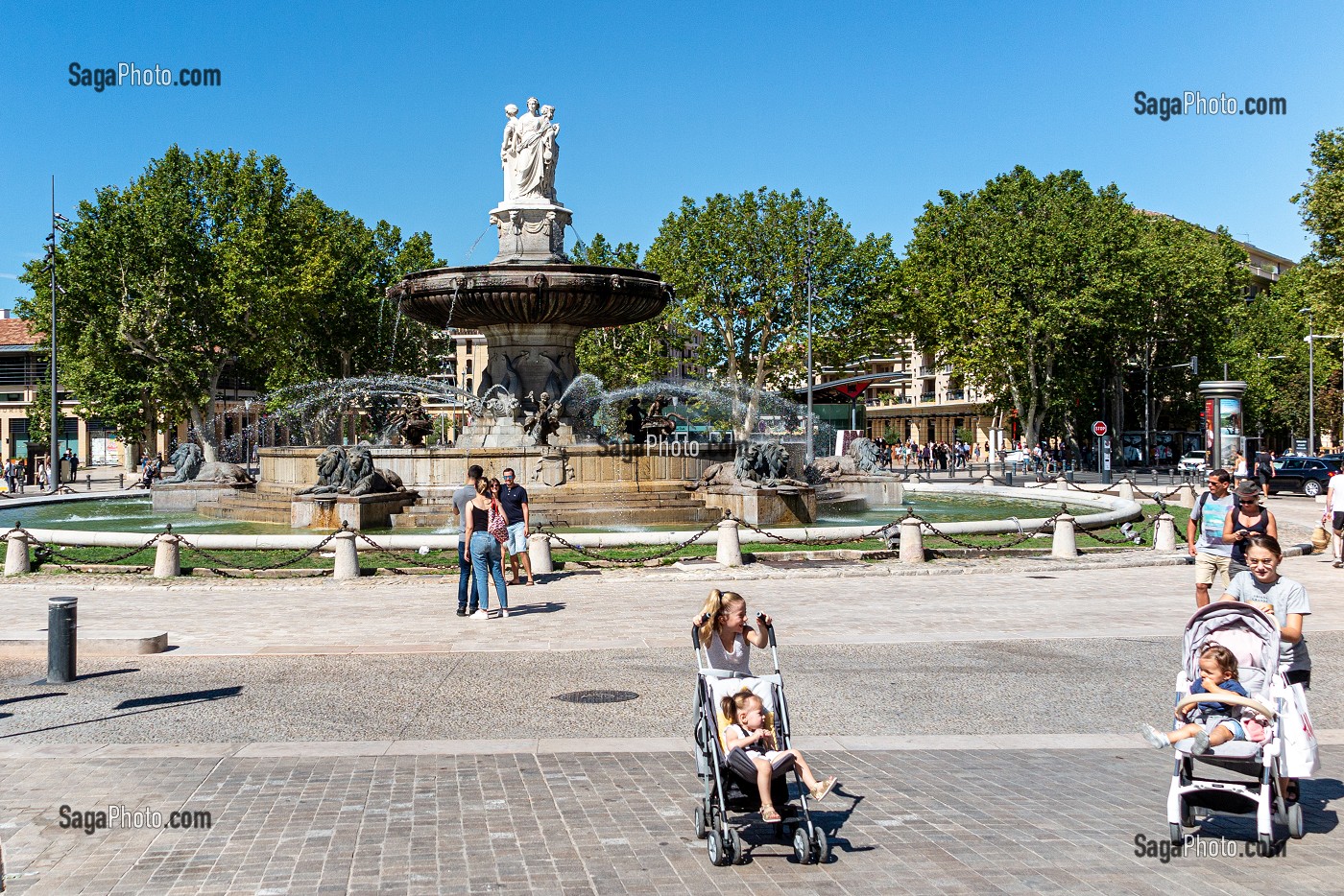 BALLET DE POUSSETTES, FONTAINE DE LA ROTONDE, AIX-EN-PROVENCE, BOUCHES-DU RHONE, FRANCE 