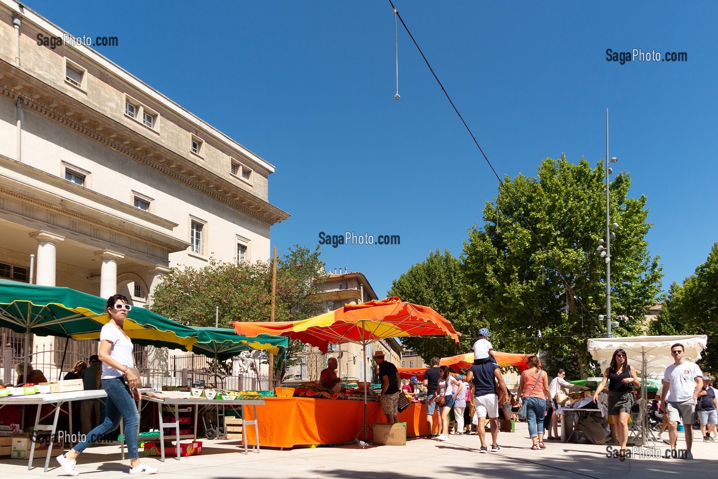 LE MARCHE DEVANT LE TRIBUNAL DE GRANDE INSTANCE, AIX-EN-PROVENCE, BOUCHES-DU RHONE, FRANCE 