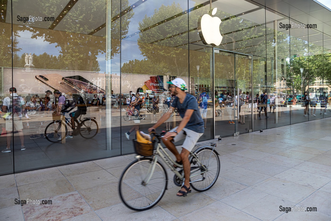 AFFLUENCE AU MAGASIN D'ELECTRONIQUE APPLE CENTER (ORDINATEURS ET TELEPHONES), PLACE DU GENERAL DE GAULLE, AIX-EN-PROVENCE, BOUCHES-DU RHONE, FRANCE 