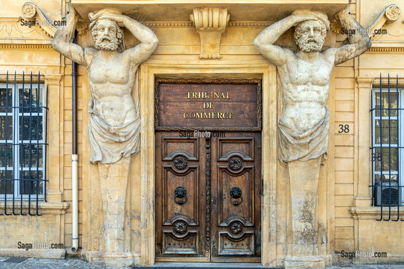 TRIBUNAL DE COMMERCE, HOTEL MAUREL DE PONTEVES DIT D'ESPAGNET CONSTRUIT VERS 1650 AVEC SES ATLANTES SUPPORT DE BALCON DE JACQUES FOSSE, COURS MIRABEAU, AIX-EN-PROVENCE, BOUCHES-DU RHONE, FRANCE 