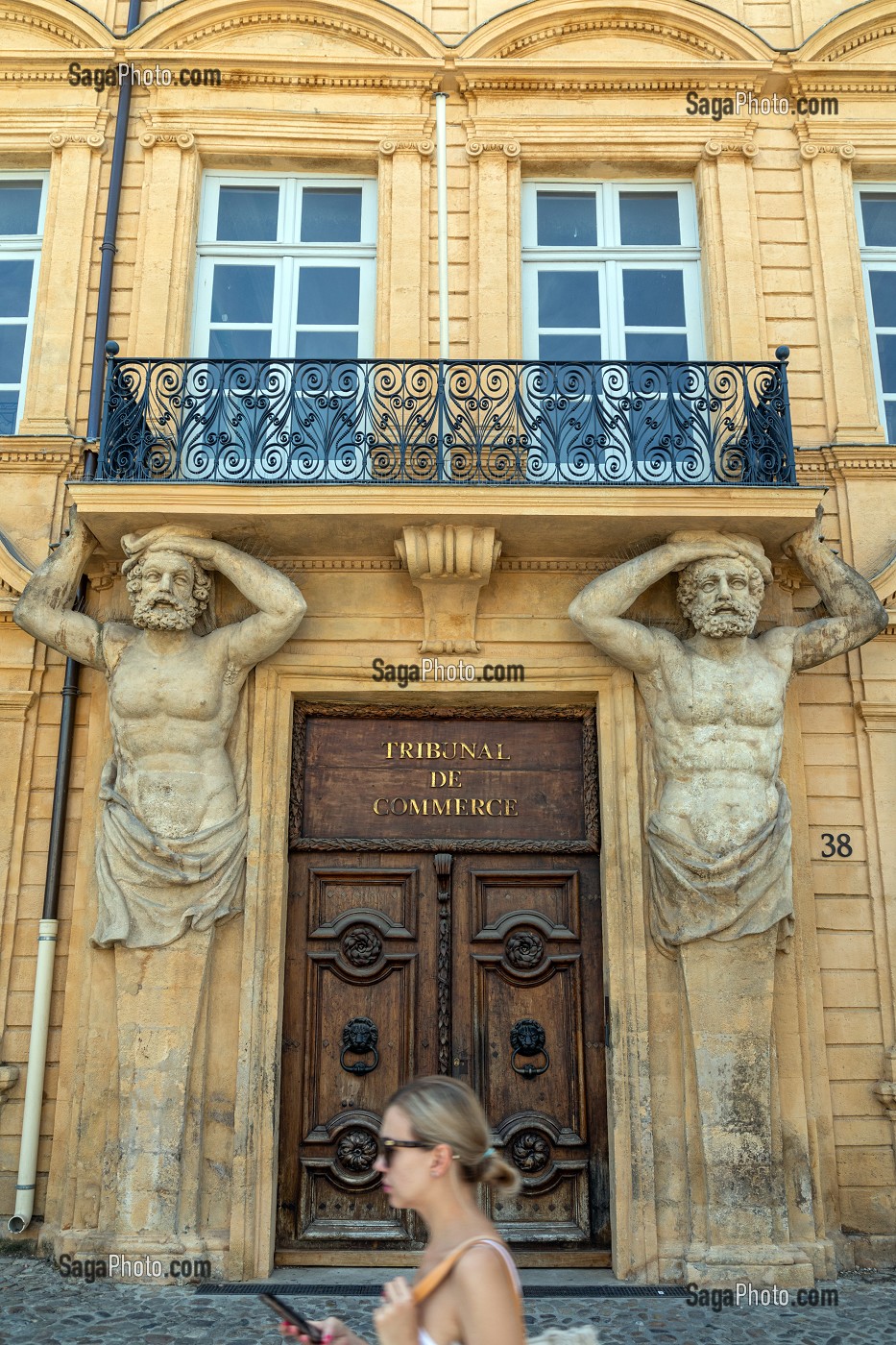 TRIBUNAL DE COMMERCE, HOTEL MAUREL DE PONTEVES DIT D'ESPAGNET CONSTRUIT VERS 1650 AVEC SES ATLANTES SUPPORT DE BALCON DE JACQUES FOSSE, COURS MIRABEAU, AIX-EN-PROVENCE, BOUCHES-DU RHONE, FRANCE 