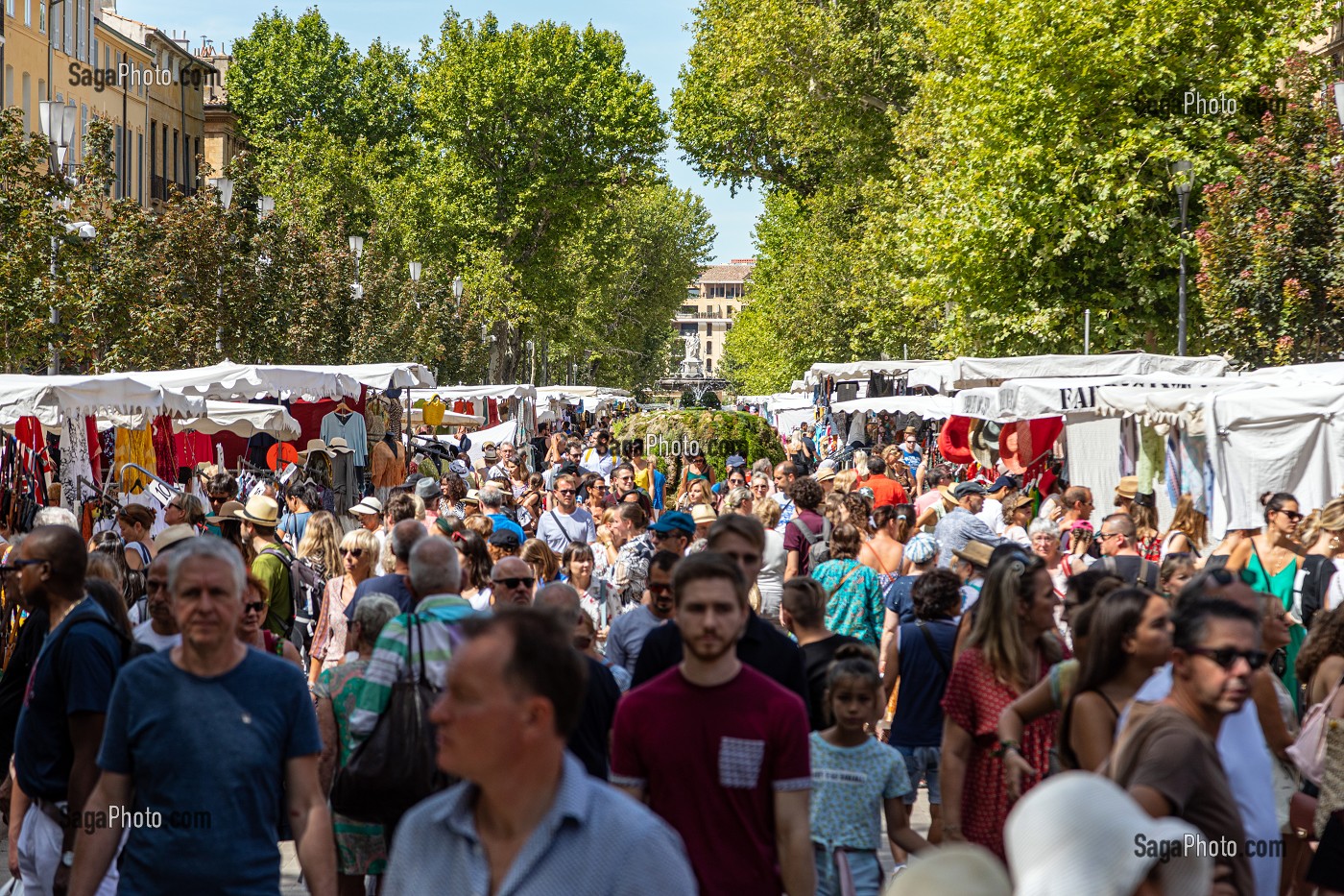 AFFLUENCE AU GRAND MARCHE DU SAMEDI, COURS MIRABEAU, AIX-EN-PROVENCE, BOUCHES-DU RHONE, FRANCE 