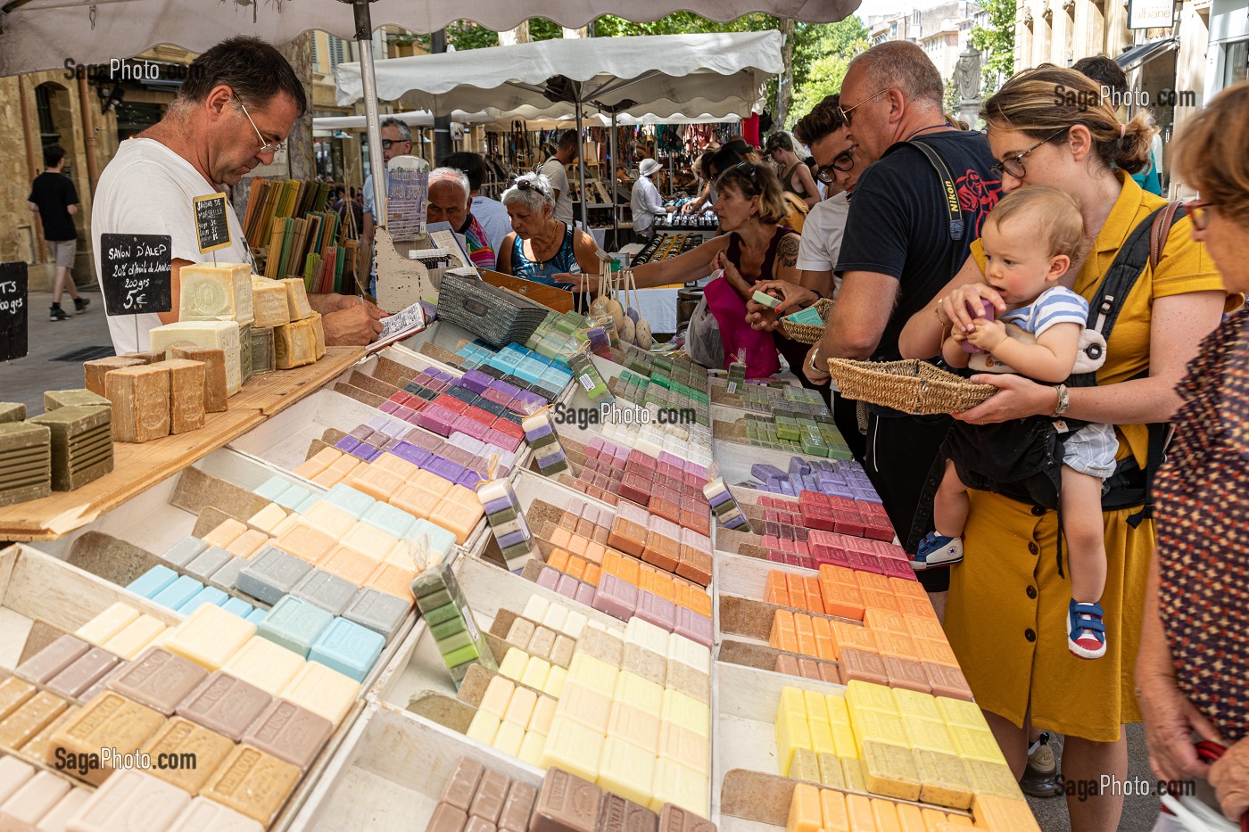 VENTE DE SAVONS DE MARSEILLE ET PARFUMES SUR LE MARCHE, COURS MIRABEAU, AIX-EN-PROVENCE, BOUCHES-DU RHONE, FRANCE 