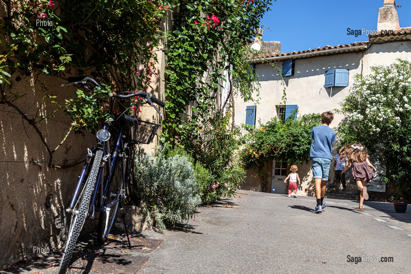 SCENE DE RUE AVEC DES ENFANTS, RUE DU CASTELLAS, VILLAGE DE LOURMARIN, VAUCLUSE, LUBERON, FRANCE 