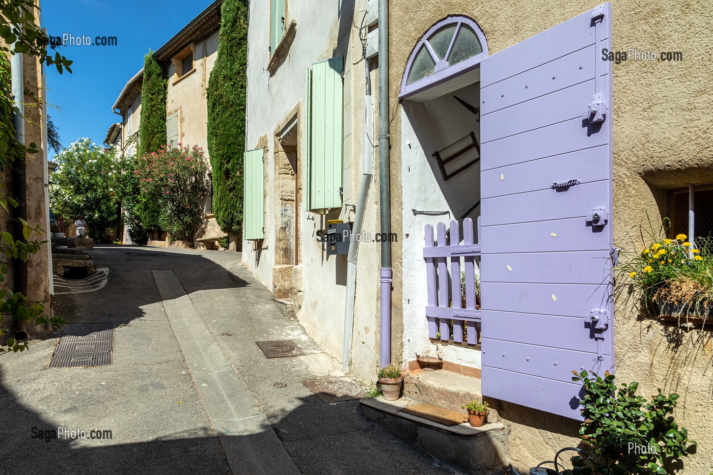 PETITES MAISONS DE VILLE, RUE HENRI SARRET, VILLAGE DE LOURMARIN, VAUCLUSE, LUBERON, FRANCE 