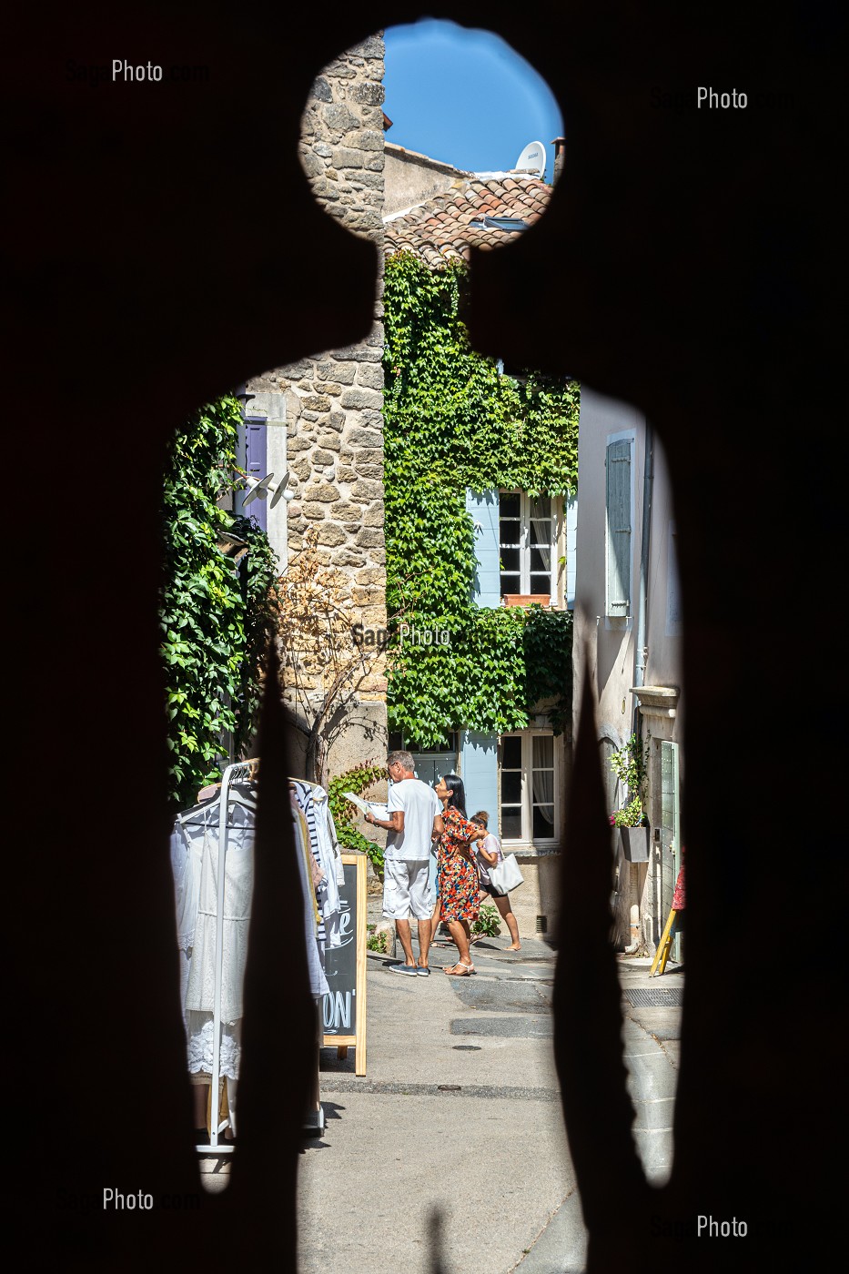 BOUTIQUE DE VETEMENTS DANS LES RUELLES DU VILLAGE, LOURMARIN, VAUCLUSE, LUBERON, FRANCE 