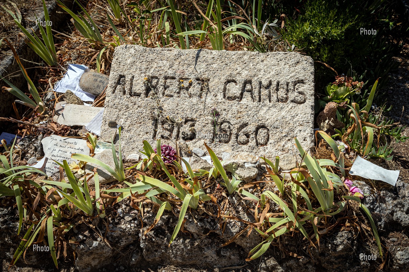 TOMBE D'ALBERT CAMUS (1913-1960), CIMETIERE DE LOURMARIN, VAUCLUSE, LUBERON, FRANCE 