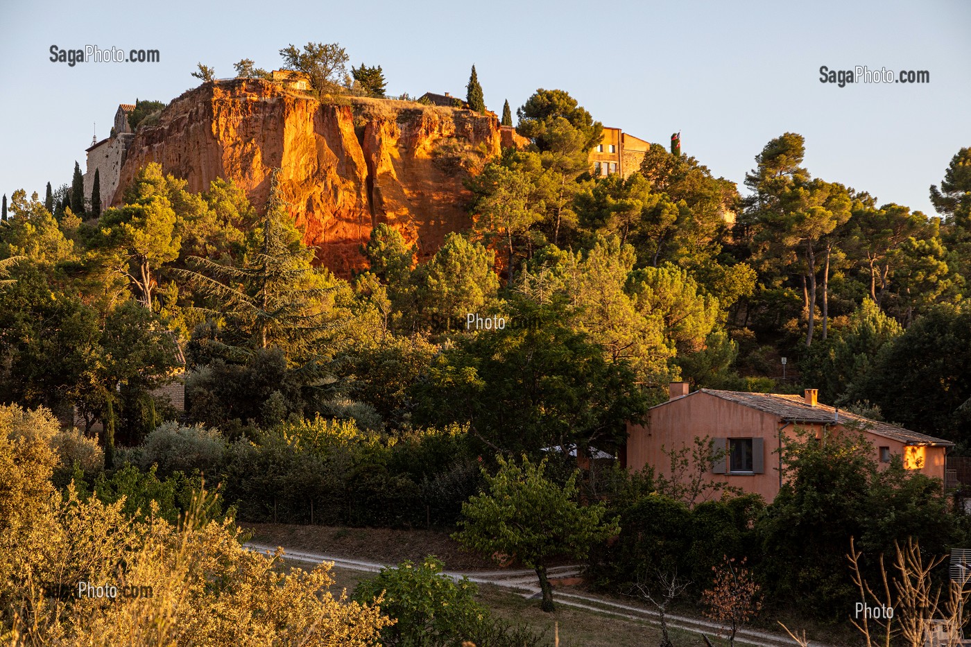 VILLAGE ACCROCHE AUX CARRIERES D'OCRE, ROUSSILLON, VAUCLUSE, PARC NATUREL REGIONAL DU LUBERON, FRANCE 