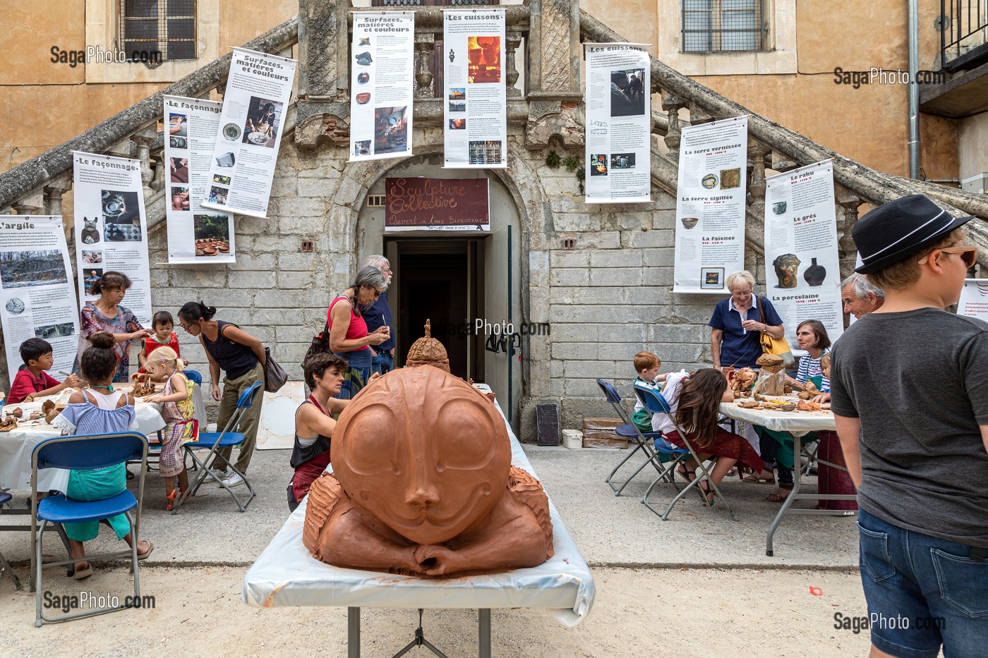 ANIMATION DE POTERIE POUR LES ENFANTS EN VACANCES, FETE ET MARCHE DES POTIERS DANS LE JARDIN PUBLIC, APT, VAUCLUSE, LUBERON, FRANCE 