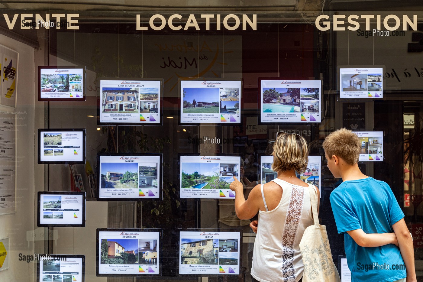 CLIENTS DEVANT UNE AGENCE IMMOBILIERE, APT, VAUCLUSE, PARC NATUREL REGIONAL DU LUBERON, FRANCE 