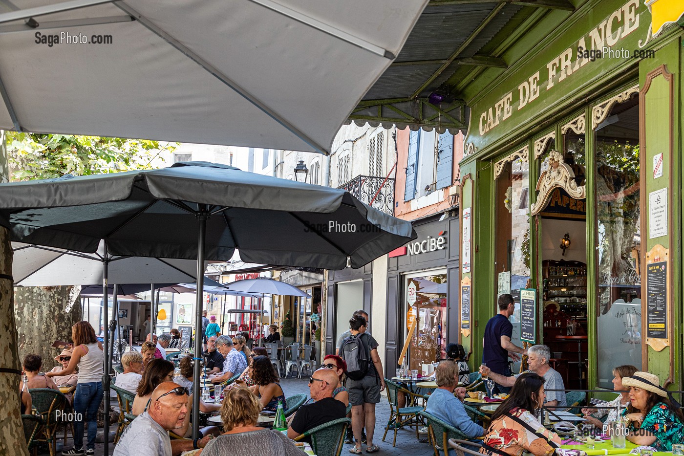 CAFE DE FRANCE, PLACE DE LA LIBERTE, L'ISLE-SUR-LA-SORGUE, VAUCLUSE, LUBERON, FRANCE 