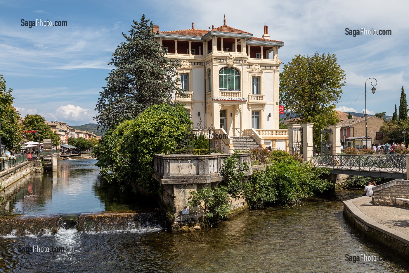 HOTEL PARTICULIER DE 1880 SUR LA SORGUE, DEMEURE DU MINOTIER HONORE DUMAS AUJOURD'HUI DEVENU LA CAISSE D'EPARGNE DE LA VILLE, L'ISLE-SUR-LA-SORGUE, VAUCLUSE, LUBERON, FRANCE 