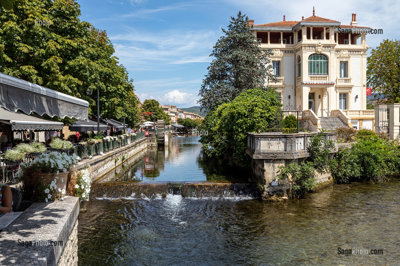 HOTEL PARTICULIER DE 1880 SUR LA SORGUE, DEMEURE DU MINOTIER HONORE DUMAS AUJOURD'HUI DEVENU LA CAISSE D'EPARGNE DE LA VILLE, L'ISLE-SUR-LA-SORGUE, VAUCLUSE, LUBERON, FRANCE 