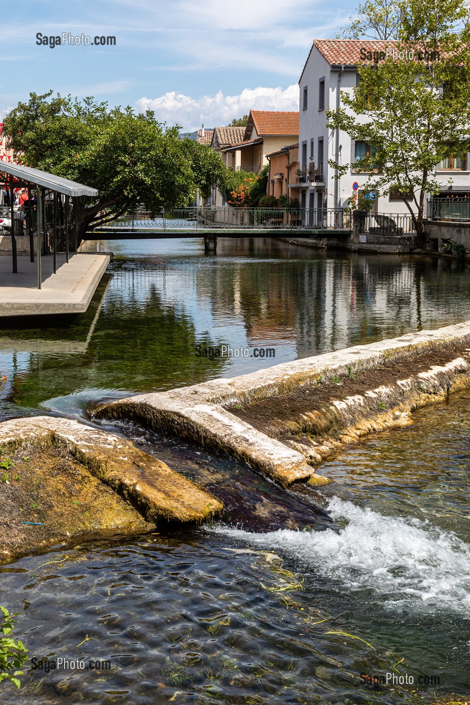 BALADE SUR LES BORDS DE LA SORGUE, QUAI JEAN JAURES, L'ISLE-SUR-LA-SORGUE, VAUCLUSE, LUBERON, FRANCE 