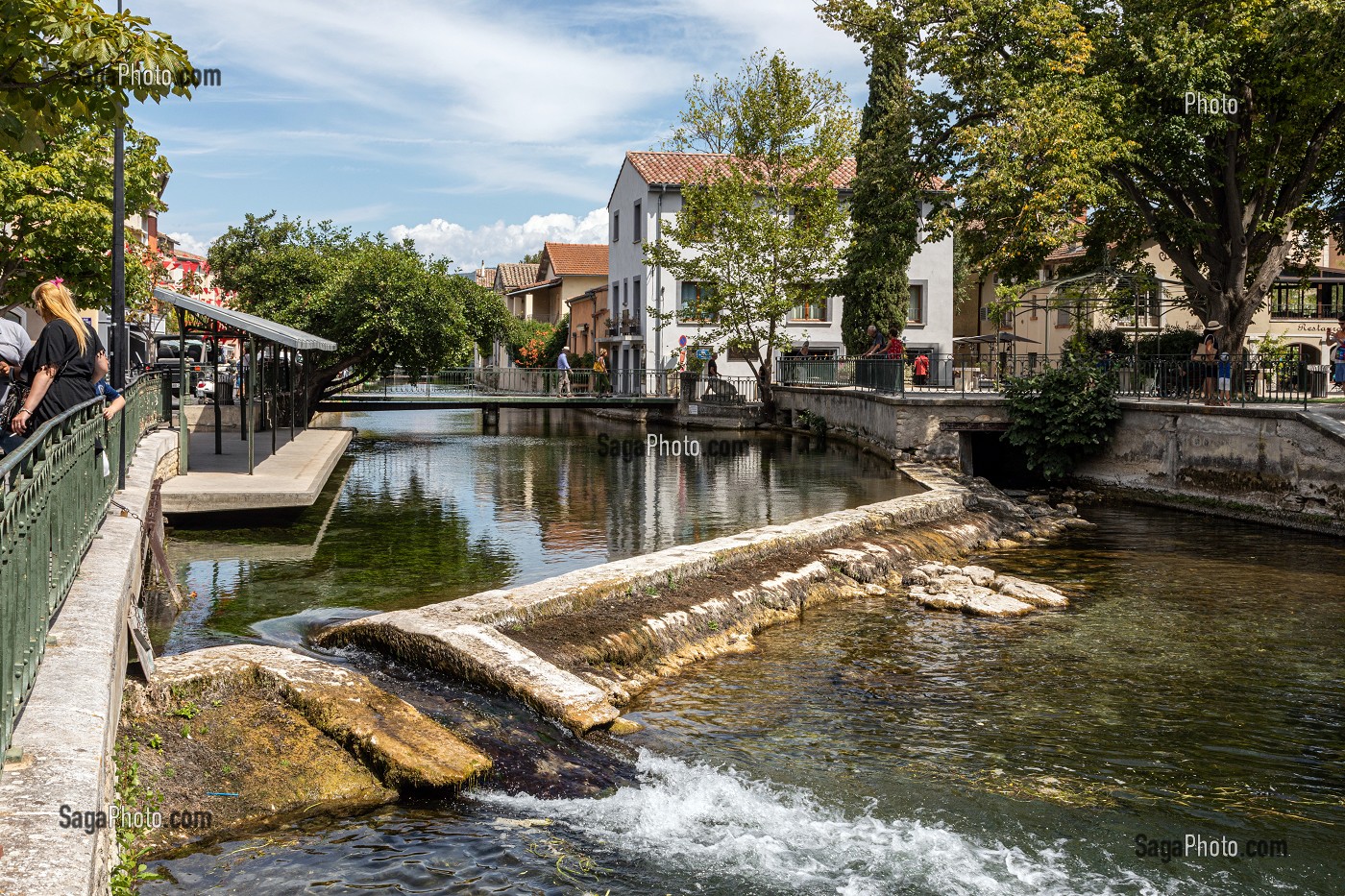 BALADE SUR LES BORDS DE LA SORGUE, QUAI JEAN JAURES, L'ISLE-SUR-LA-SORGUE, VAUCLUSE, LUBERON, FRANCE 