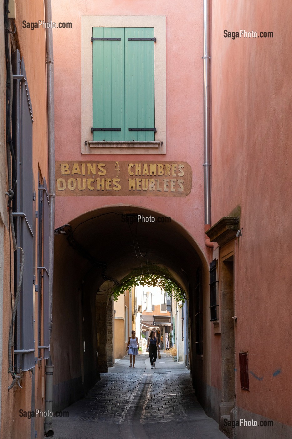 ANCIEN BAINS DOUCHES ET CHAMBRES MEUBLEES DANS LA RUELLE JEAN-JACQUES ROUSSEAU, L'ISLE-SUR-LA-SORGUE, VAUCLUSE, LUBERON, FRANCE 