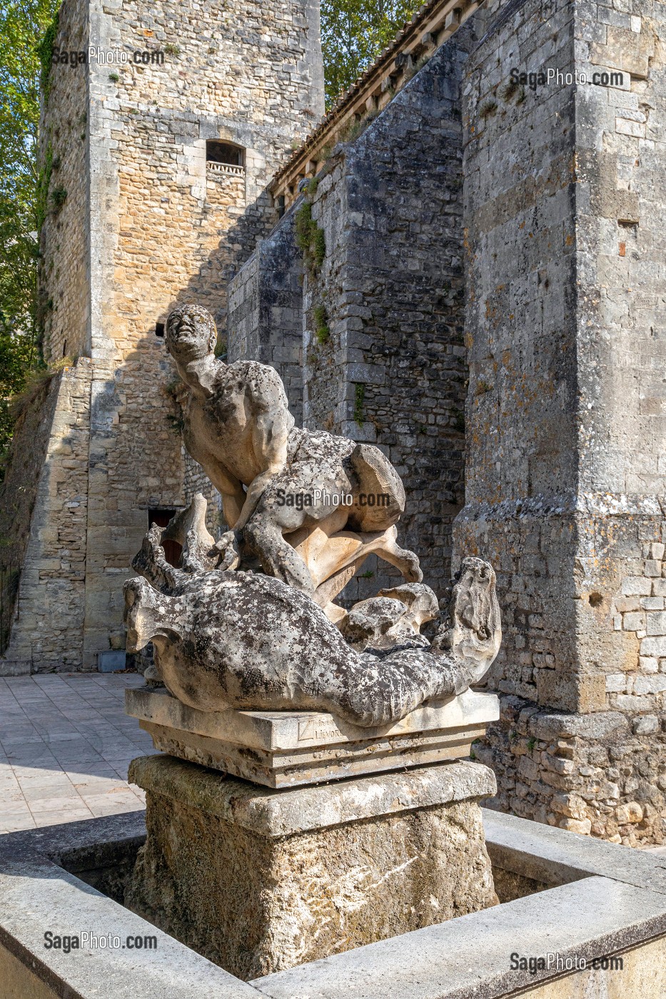 STATUE DE SAINT-VERAN QUI AURAIT CHASSE L'ANIMAL LEGENDAIRE LE COULOBRE, DRAGON VIVANT DANS LA FONTAINE, EGLISE NOTRE-DAME, FONTAINE-DE-VAUCLUSE, VAUCLUSE, LUBERON, FRANCE 