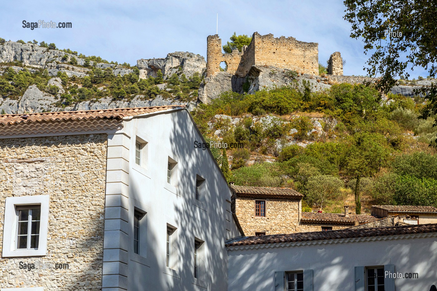 VESTIGES DU XIII EME SIECLE DU CHATEAU DES EVEQUES DE CAVAILLON AU-DESSUS DU VILLAGE, FONTAINE-DE-VAUCLUSE, VAUCLUSE, LUBERON, FRANCE 