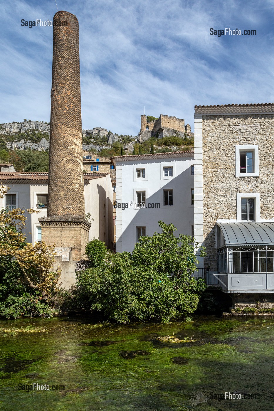 CHEMINEE D'USINE DE L'INDUSTRIE PAPETIERE ABANDONNEE SUR LA SORGUE ET VESTIGES DU XIII EME SIECLE DU CHATEAU DES EVEQUES DE CAVAILLON AU-DESSUS DU VILLAGE, FONTAINE-DE-VAUCLUSE, VAUCLUSE, LUBERON, FRANCE 