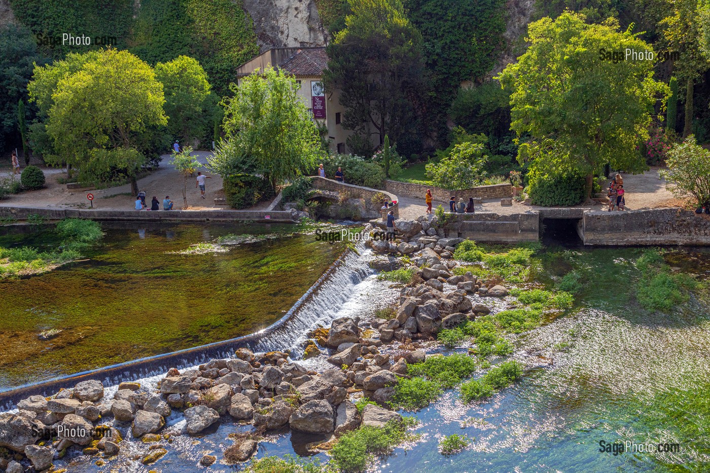 JARDIN PUBLIC AUTOUR DU MUSEE BIBLIOTHEQUE FRANCOIS PETRARQUE LE LONG DE LA SORGUE, FONTAINE-DE-VAUCLUSE, VAUCLUSE, LUBERON, FRANCE 