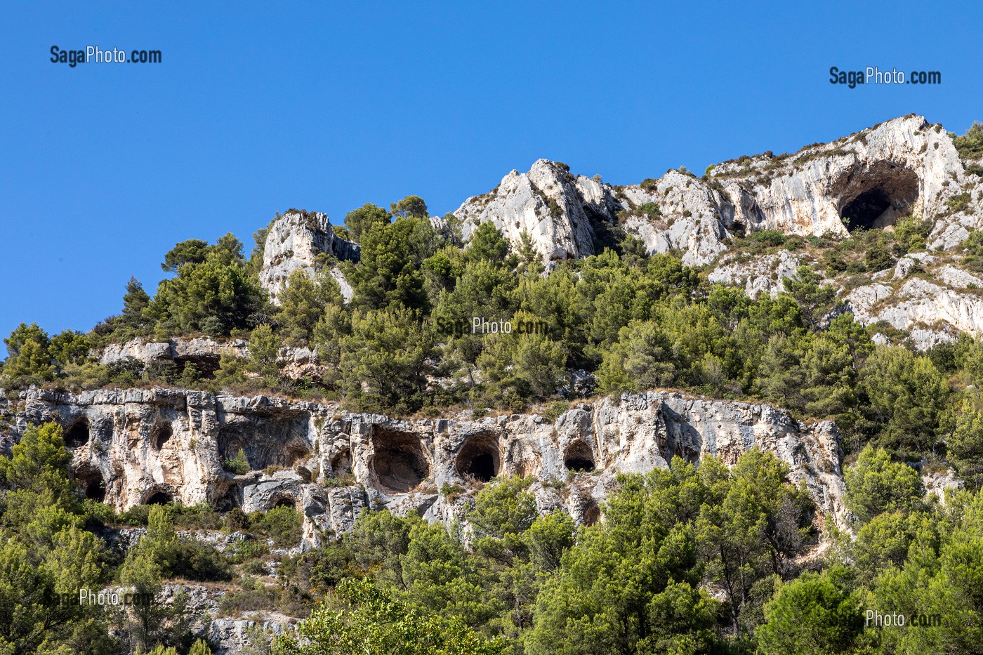 HABITATIONS TROGLODYTES PREHISTORIQUES ACCROCHEES AUX FALAISES DE LA MONTAGNE, FONTAINE-DE-VAUCLUSE, VAUCLUSE, LUBERON, FRANCE 