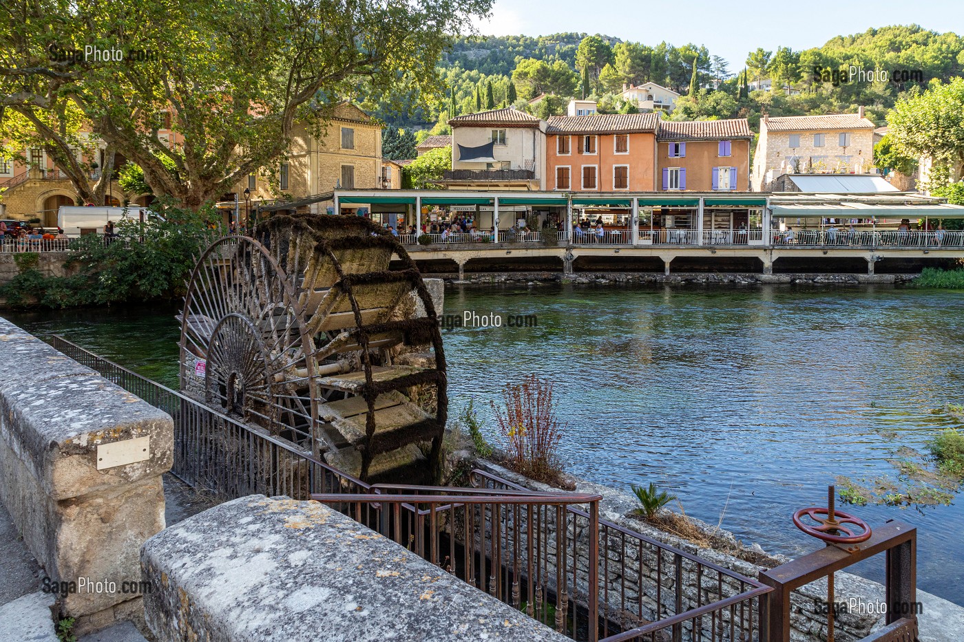 ROUE A AUBE SUR LA SORGUE DEVANT LES MAISONS DU VILLAGE, FONTAINE-DE-VAUCLUSE, VAUCLUSE, LUBERON, FRANCE 