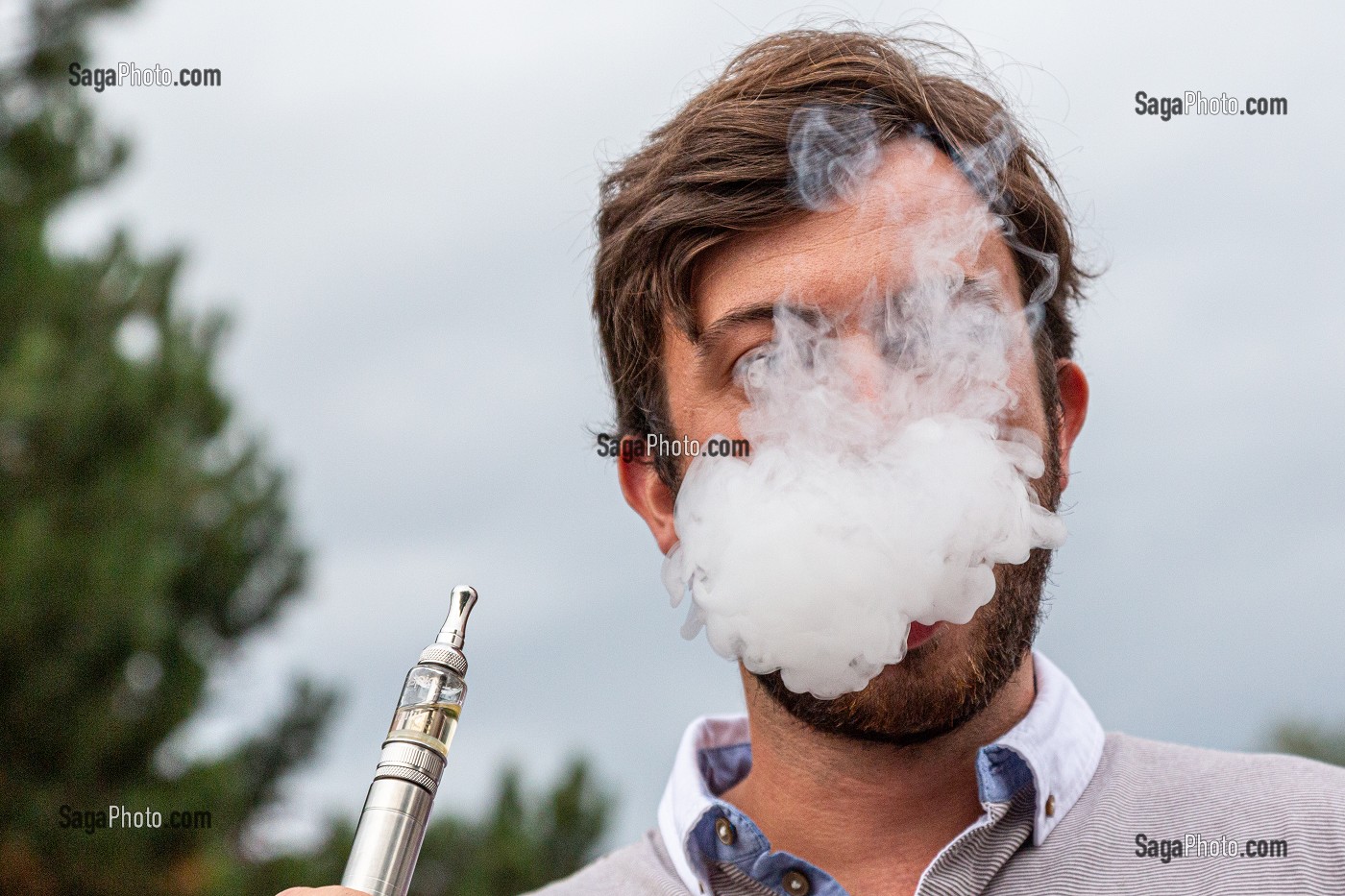 FUMEE DE VAPEUR D'EAU DEGAGEE PAR LA CIGARETTE ELECTRONIQUE OU VAPOTAGE 