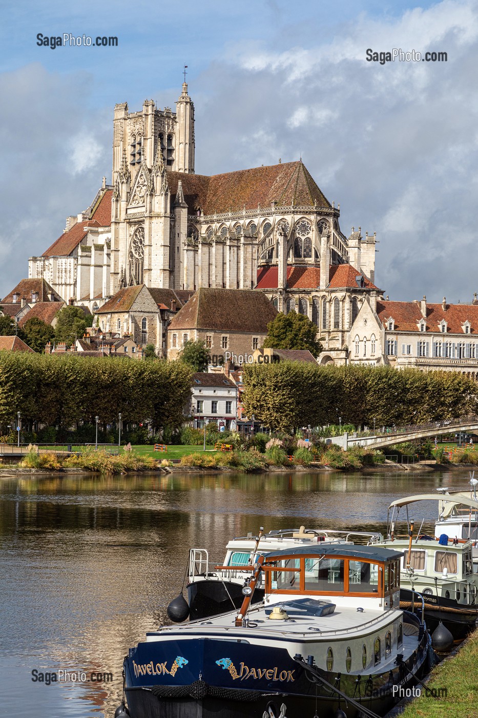 CATHEDRALE SAINT-ETIENNE ET PORT FLUVIAL SUR LES BORDS DE L'YONNE, QUAI DE L'ANCIENNE ABBAYE, AUXERRE, YONNE, FRANCE 