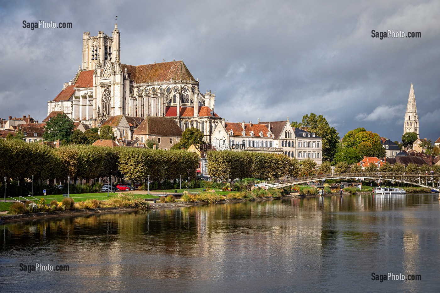 CATHEDRALE SAINT-ETIENNE ET ABBAYE SAINT-GERMAIN SUR LES BORDS DE L'YONNE, QUAI DE LA MARINE, AUXERRE, YONNE, FRANCE 