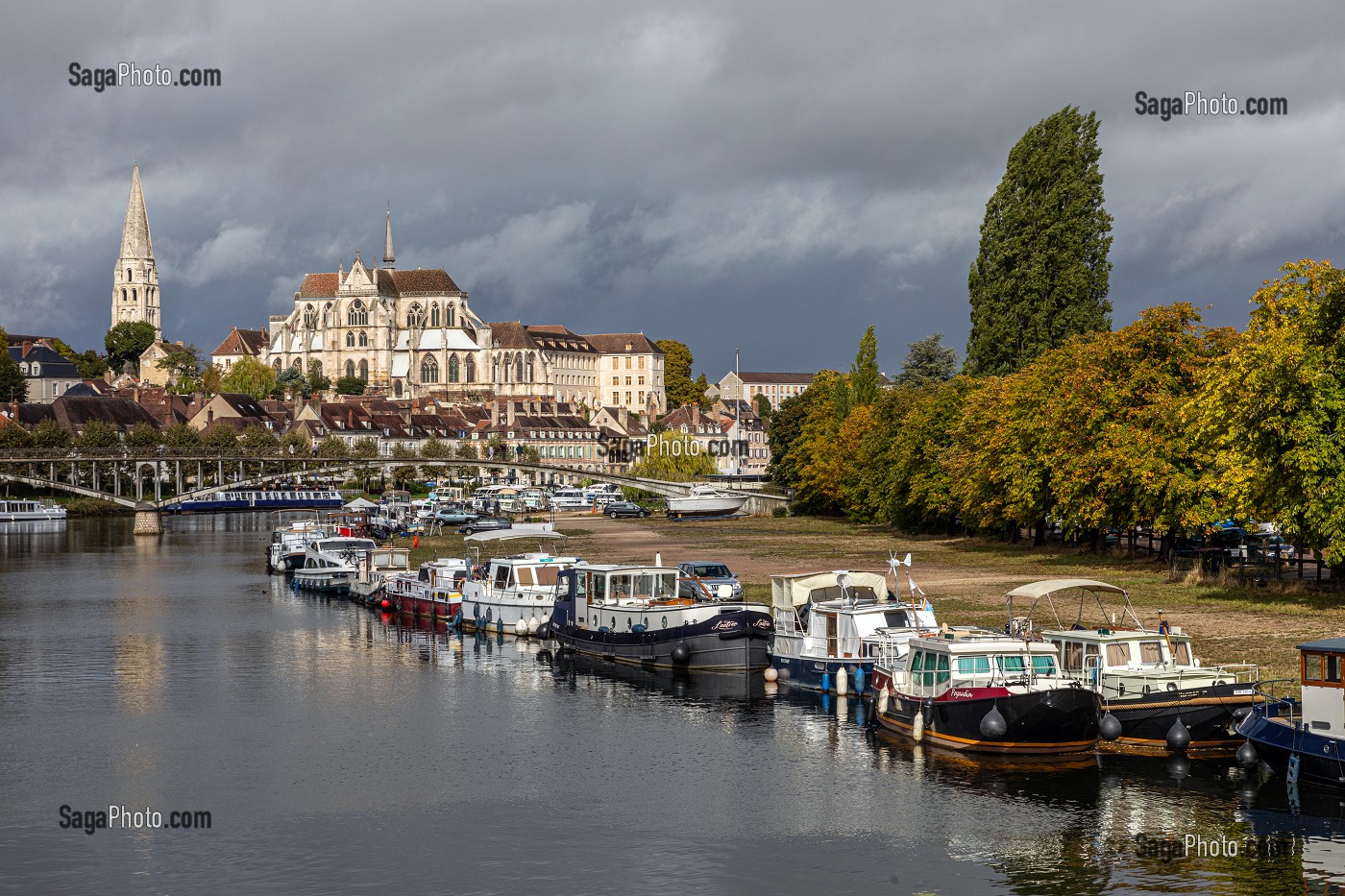 PORT FLUVIAL ET ABBAYE SAINT-GERMAIN, QUAI DE L'ANCIENNE ABBAYE, AUXERRE, YONNE, FRANCE 