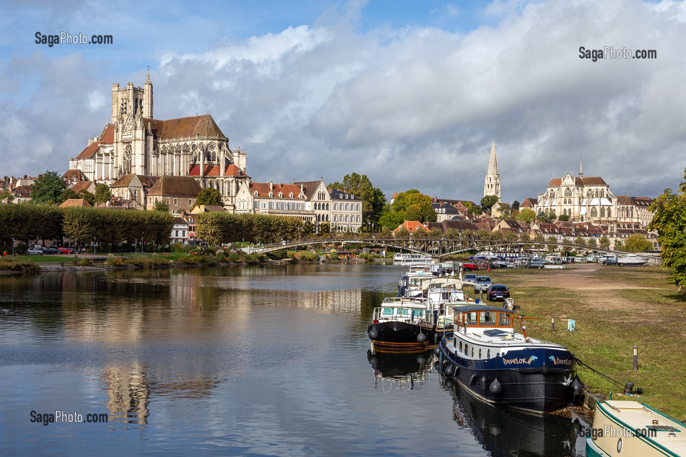 CATHEDRALE SAINT-ETIENNE ET ABBAYE SAINT-GERMAIN, PORT FLUVIAL SUR LES BORDS DE L'YONNE, QUAI DE L'ANCIENNE ABBAYE, AUXERRE, YONNE, FRANCE 