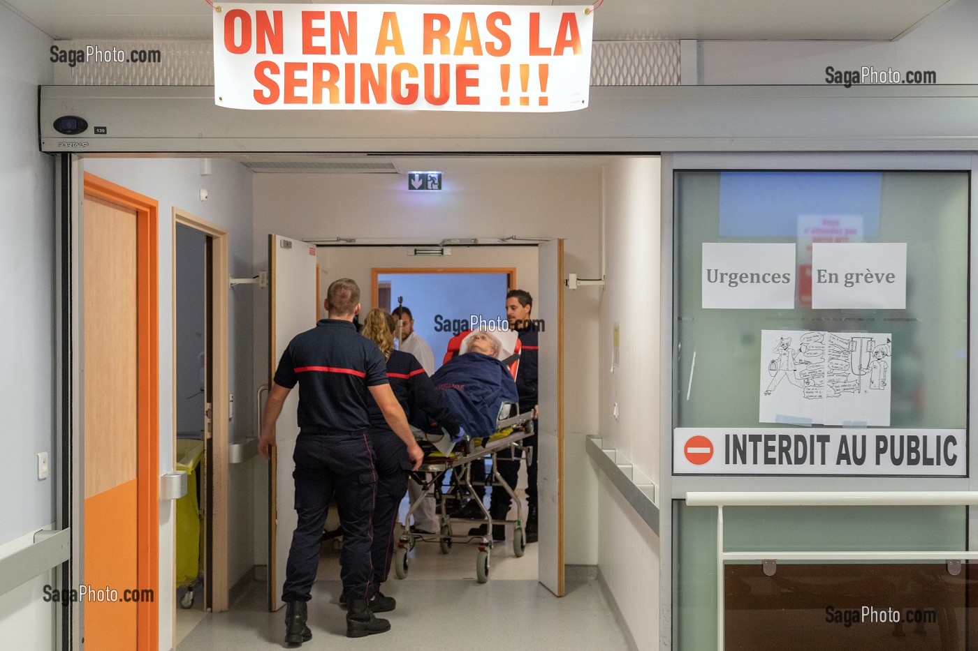 SERVICES DES URGENCES DE L'HOPITAL EN GREVE, SLOGAN 'ON EN A RAS LA SERINGUE', AUXERRE, YONNE, FRANCE 