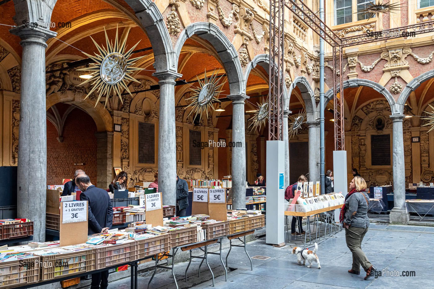 MARCHE AU LIVRES, COUR INTERIEUR DE LA VIEILLE BOURSE DE LILLE, GRAND'PLACE, LILLE, NORD, FRANCE 