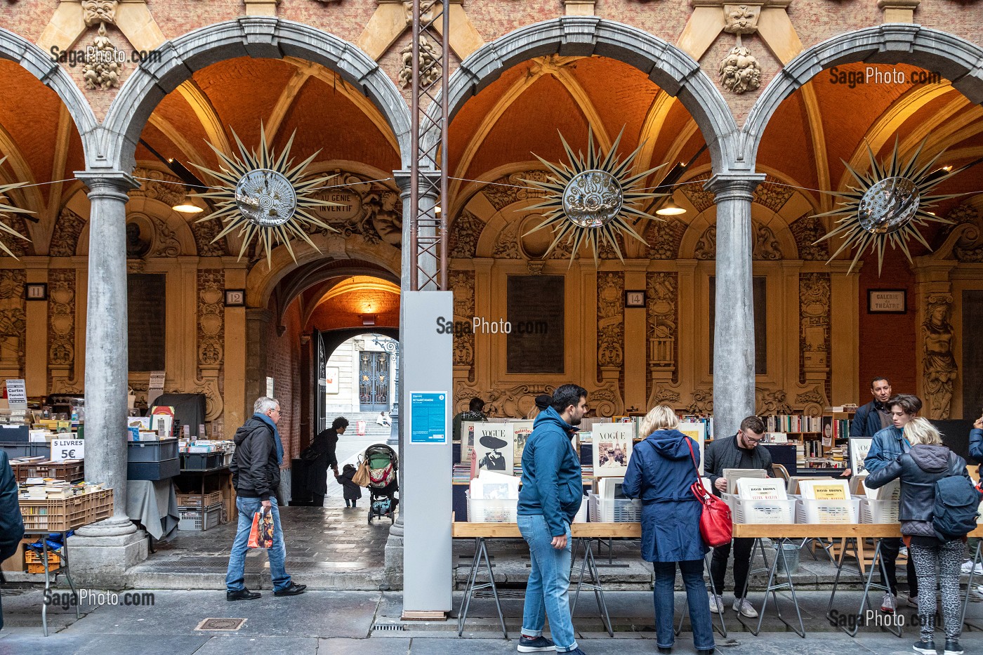 MARCHE AU LIVRES, COUR INTERIEUR DE LA VIEILLE BOURSE DE LILLE, GRAND'PLACE, LILLE, NORD, FRANCE 