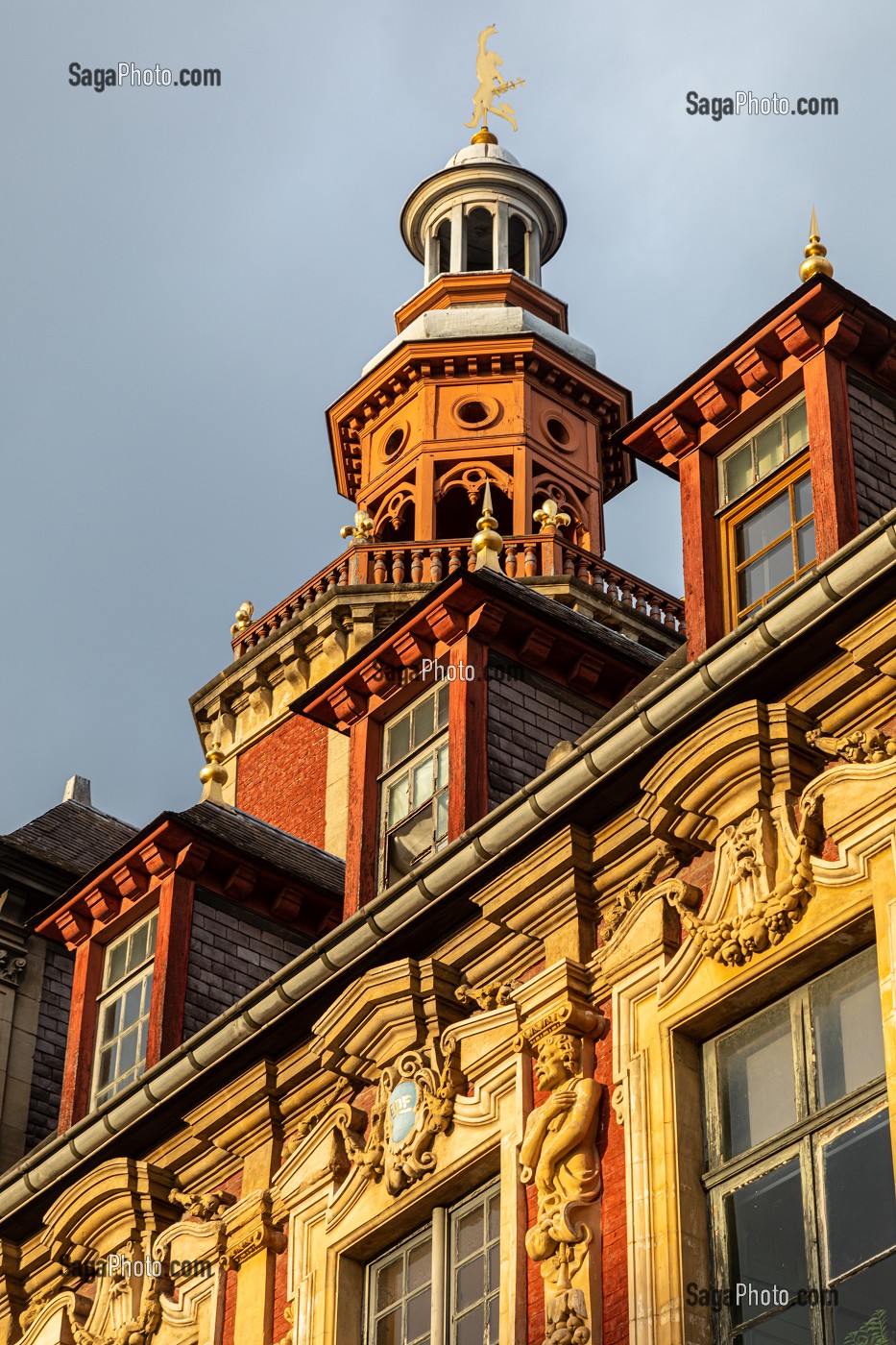 FACADE ET BEFFROI DE LA VIEILLE BOURSE DE LILLE, GRAND'PLACE, LILLE, NORD, FRANCE 