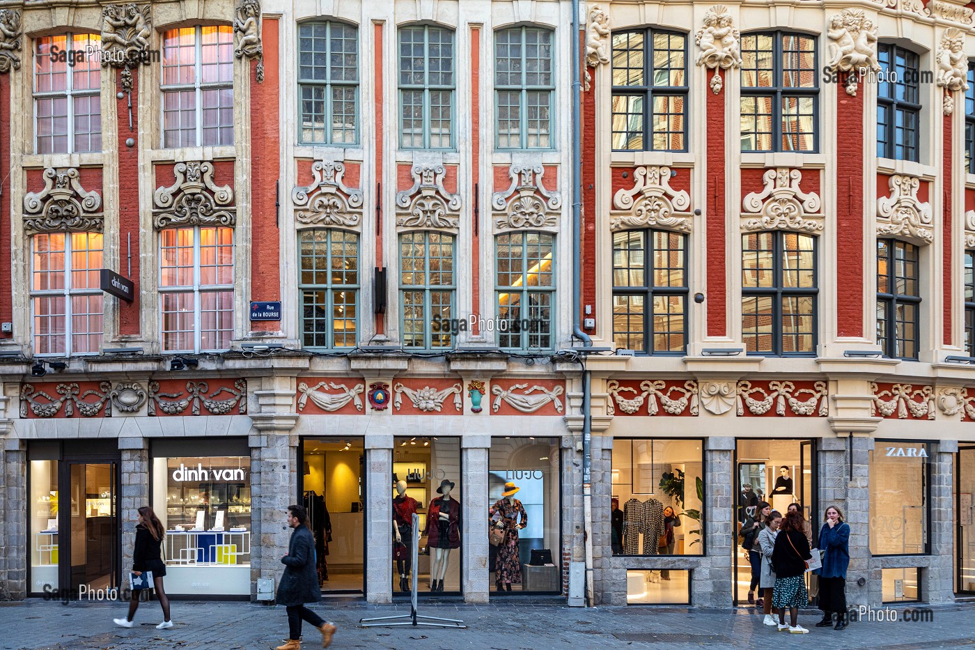 FACADES DES IMMEUBLES CLASSES AUX MONUMENTS HISTORIQUES, RUE DE LA BOURSE, VIEUX-LILLE PRES DE LA GRAND'PLACE, LILLE, NORD, FRANCE 