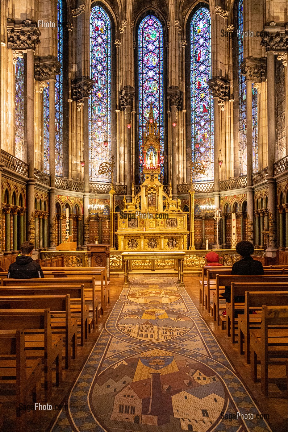 ALLEE CENTRALE DE LA SAINTE CHAPELLE AVEC SON AUTEL, MOSAIQUE REPRESENTANT LES MINES ET USINES DU LILLE INDUSTRIEL ET COMMERCIAL, INTERIEUR DE LA CATHEDRALE NOTRE-DAME-DE-LA-TREILLE, LILLE, NORD, FRANCE 