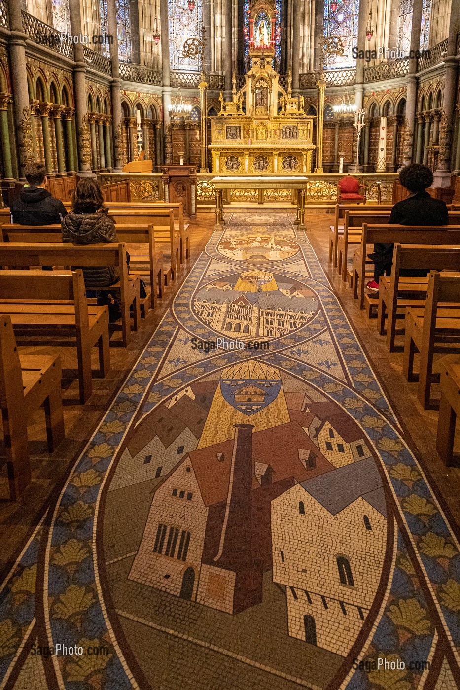 ALLEE CENTRALE DE LA SAINTE CHAPELLE AVEC SON AUTEL, MOSAIQUE REPRESENTANT LES MINES ET USINES DU LILLE INDUSTRIEL ET COMMERCIAL, INTERIEUR DE LA CATHEDRALE NOTRE-DAME-DE-LA-TREILLE, LILLE, NORD, FRANCE 