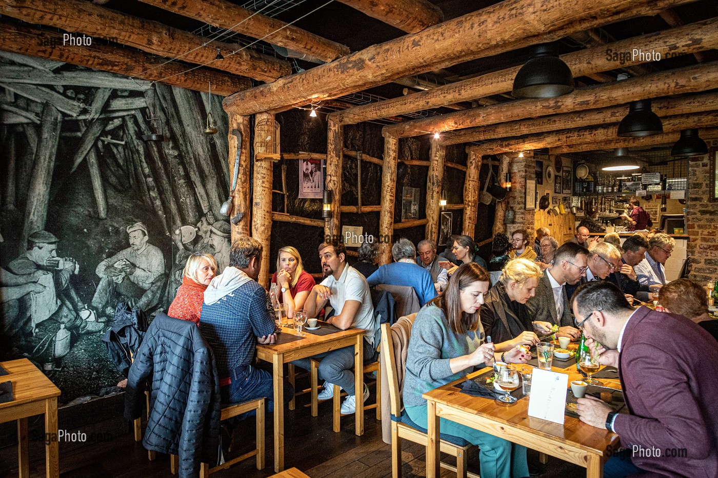 SALLE DE RESTAURANT AL'FOSSE 7, THEMATIQUE DE LA MINE ET DES MINEURS DANS LES GALERIES DE CHARBON, AVION, PAS-DE-CALAIS, FRANCE 