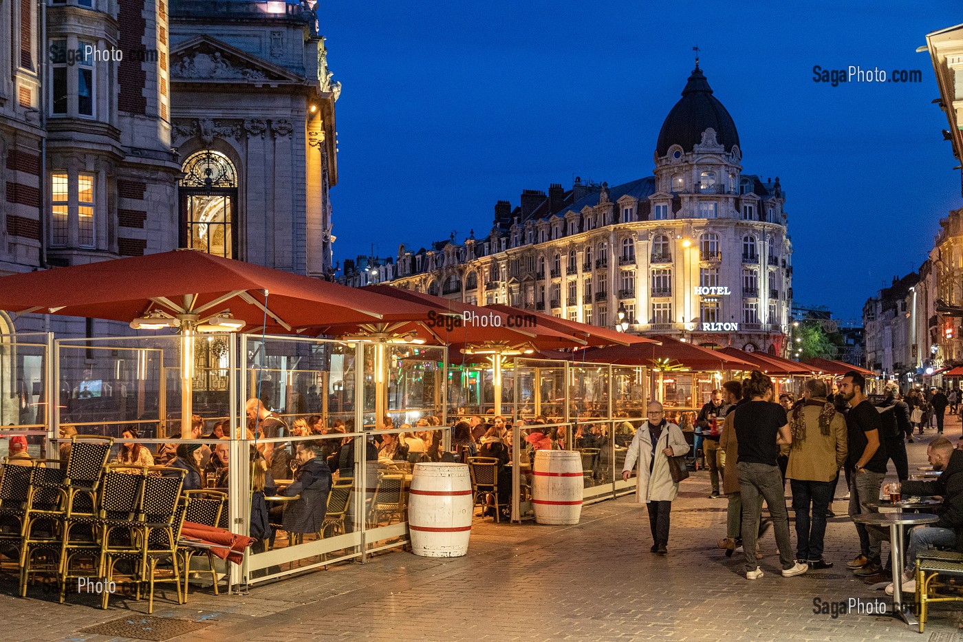 TERRASSE DU CAFE RESTAURANT MOREL J. ET FILS, PLACE DU THEATRE ET HOTEL CALTON, LILLE, NORD, FRANCE 