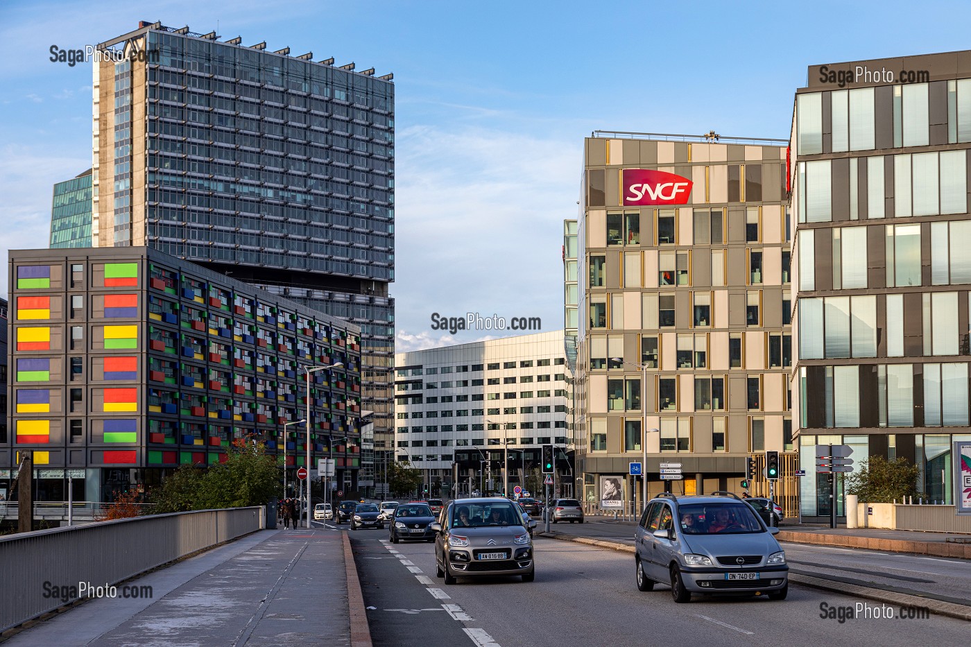 IMMEUBLE DE BUREAUX, SNCF, ET RESIDENCE ETUDIANTE LES ESTUDINES (IMMEUBLE COLORE), QUARTIER EURALILLE, BOULEVARD EMILE DUBUISSON LILLE, NORD, FRANCE 