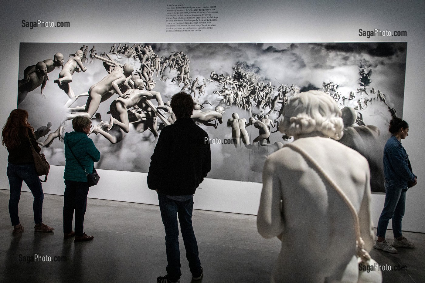VISITEURS DEVANT LE DERNIER JUGEMENT DANS DE CYBER ESPACE DE MIAO XIAOCHUN, CHINE 1964, PALAIS DES BEAUX-ARTS, LILLE, NORD, FRANCE 