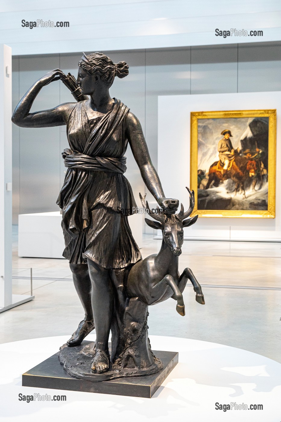 DIANE, DEESSE ROMAINE DE LA CHASSE ACCOMPAGNEE D'UNE BICHE, BRONZE D'APRES UNE SCULPTURE ATRIBUEE A LEOCHARES, GALERIE DU TEMPS, MUSEE LOUVRE-LENS, LENS, PAS-DE-CALAIS, FRANCE 