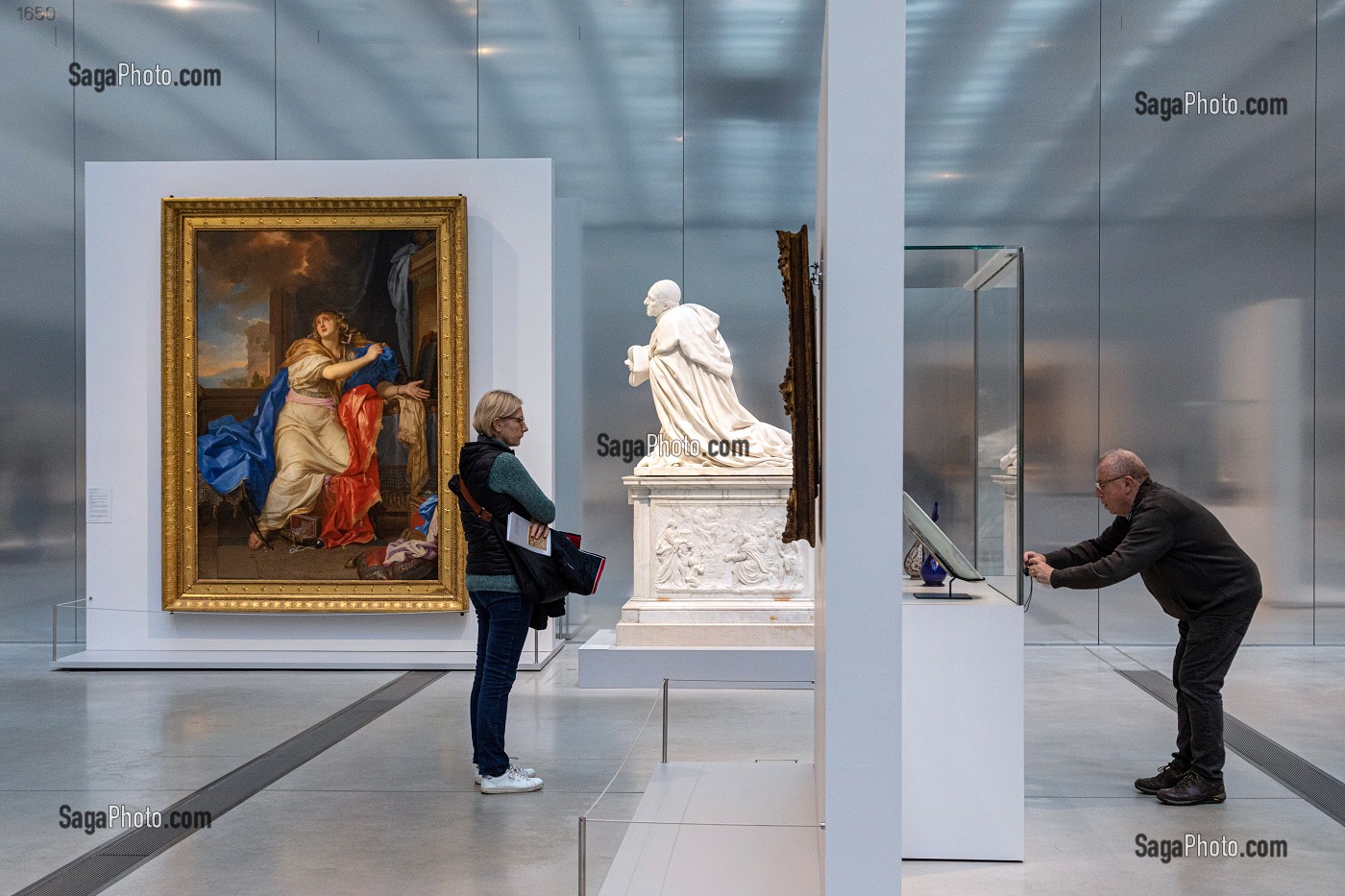 PEINTURE DE SAINTE-MARIE-MADELEINE RENONCANT AUX VANITES DU MONDE PAR CHARLES LE BRUN, MARBRE DE JACQUES SARAZIN (1592-1660), MONUMENT DU COEUR DU CARDINAL PIERRE DE BERULLE, VISITEURS DANS LA GALERIE DU TEMPS, MUSEE LOUVRE-LENS, LENS, PAS-DE-CALAIS, FRANCE 