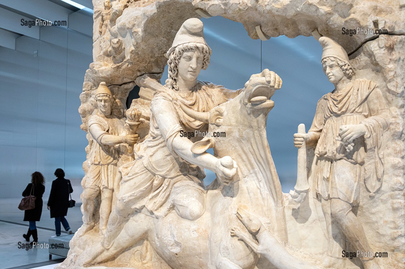 RELIEF REPRESENTANT MITHRA, DIEU IRANIEN DU SOLEIL SACRIFIANT UN TAUREAU, 100-200 APRES JC, CAPITOLE ROME, ITALIE, GALERIE DU TEMPS, MUSEE LOUVRE-LENS, LENS, PAS-DE-CALAIS, FRANCE 