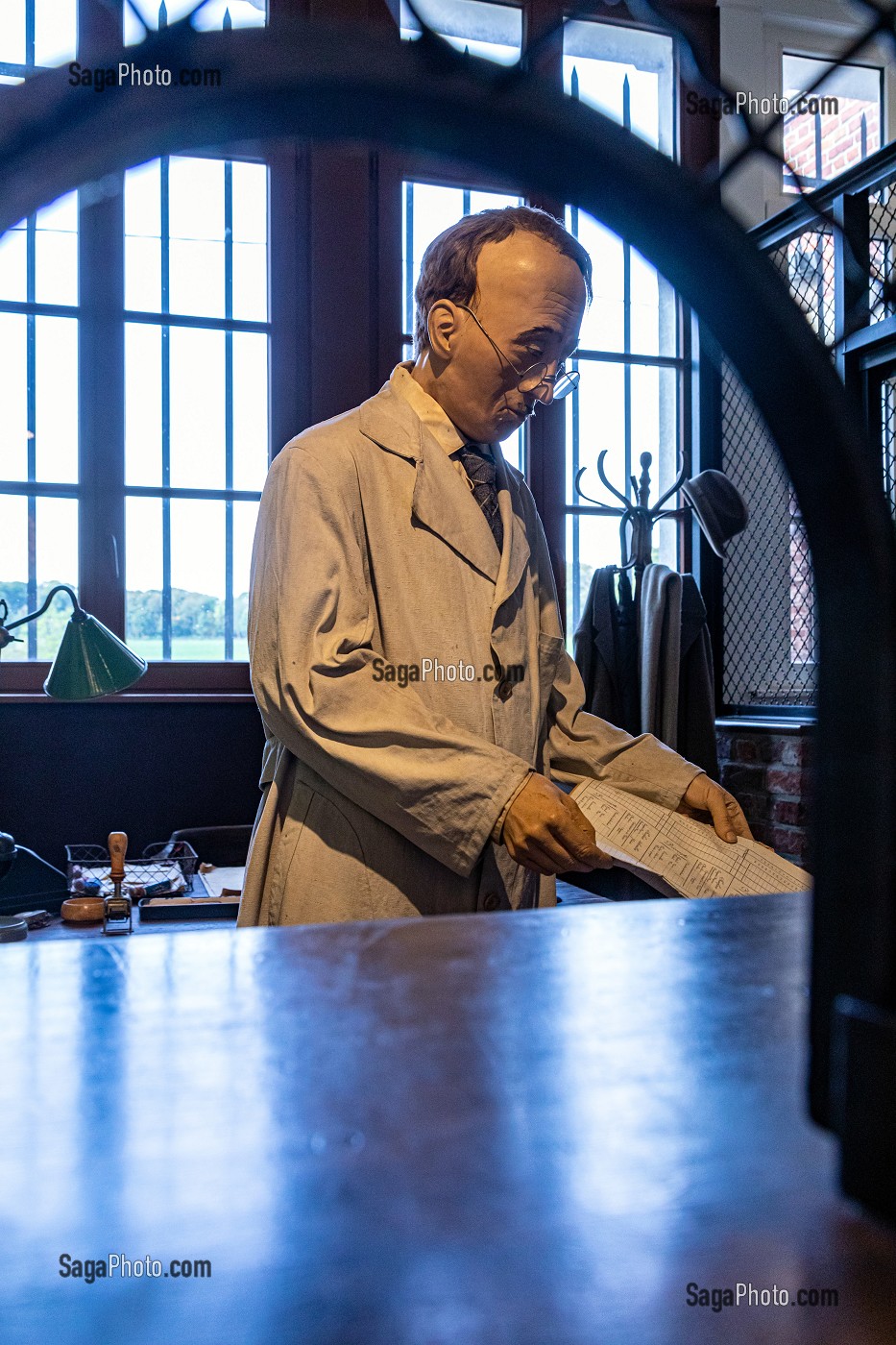 BUREAU DU COMPTABLE DES MINEURS, MUSEE DE LA MINE DU NORD-PAS DE CALAIS, CENTRE HISTORIQUE MINIER LEWARDE, NORD, FRANCE 