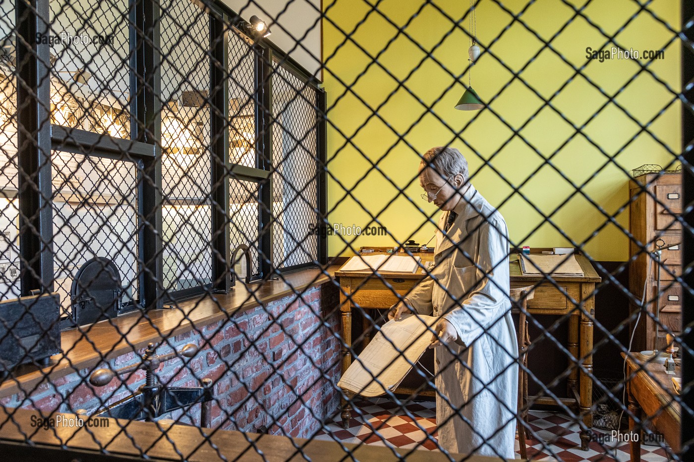 BUREAU DU COMPTABLE DES MINEURS, MUSEE DE LA MINE DU NORD-PAS DE CALAIS, CENTRE HISTORIQUE MINIER LEWARDE, NORD, FRANCE 